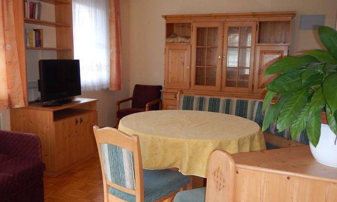 Irdning Apartamento | Ferienwohnungen Rojer - Apartment/living room/bedroom/shower, WC
