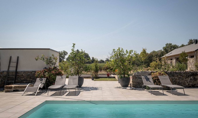 Lucq-de-Bearn Casa | Entre Jurançon y Pirineos Béarnaise granja con piscina cubierta climatizada.