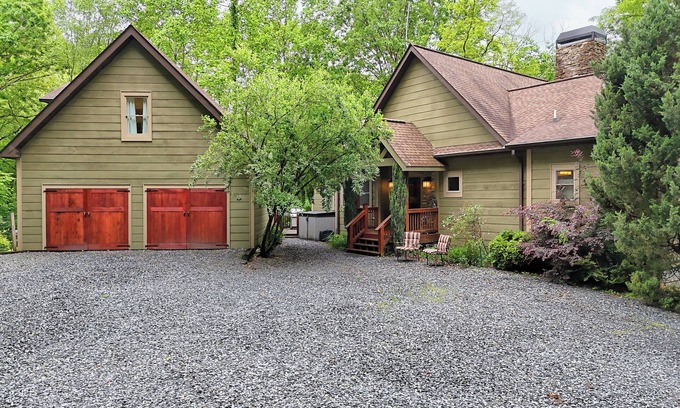 Hiawassee Casa | Fern & Fog Retreat - by Chatuge Home Concierge Peaceful Forest Retreat , fire pit, hot tub