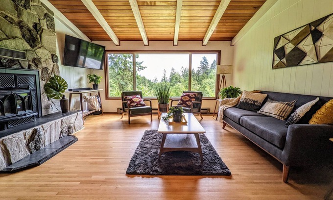 Eugene Casa | Fern Forest Hideaway on Beautiful 10 Acres