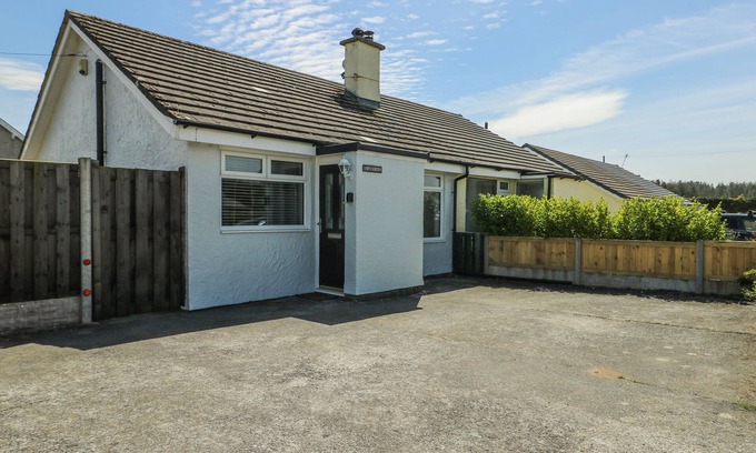 Dwyran Casa | FERN HILL COTTAGE, with open fire in Newborough