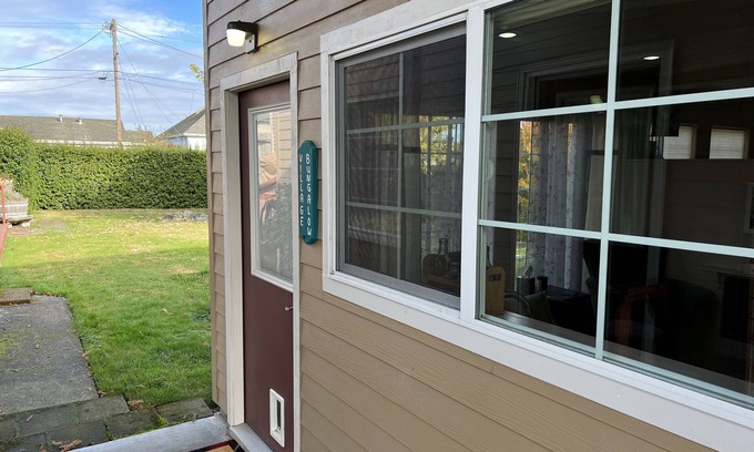 Ferndale Casa | Ferndale Bungalow with pasture views, 5 minute walk to Downtown!