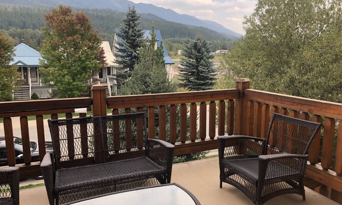 East Kootenay Condominio | Fernie 3 Bed Condo with vaulted ceilings and Deck
