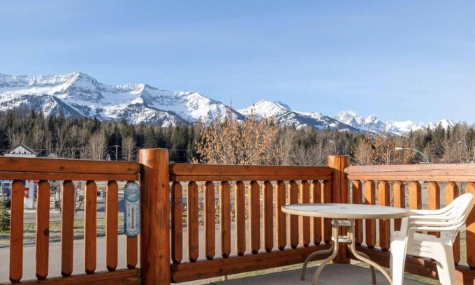 East Kootenay Condominio | Fernie Riverside 3 Bedroom Condo - Mountain View