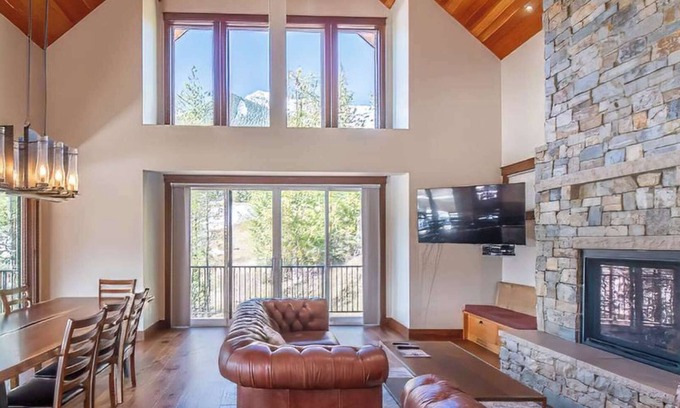 East Kootenay Casa | Fernie - Ski in/out Snow Creek Cabin #507