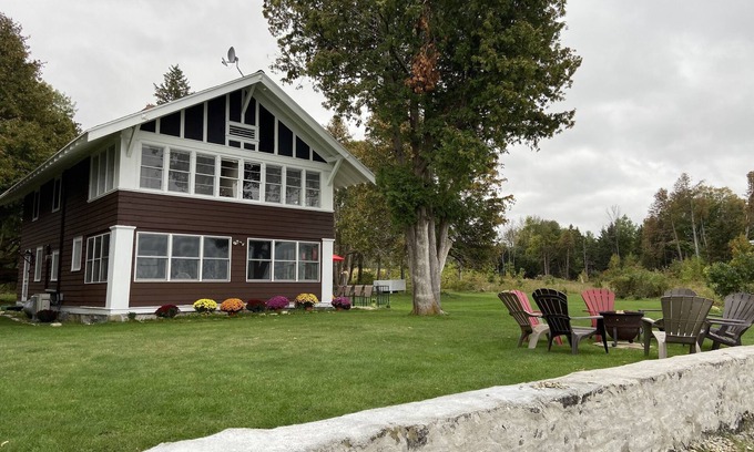 Egg Harbor Cabaña | Frente al mar, duerme 12 en 6 habitaciones, privado clásico Door County Cottage