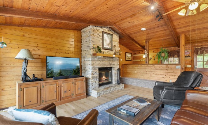 Gatlinburg - Pigeon Forge Cabina | Sueño hecho realidad; ¡Una reunión de familia y amigos en un hermoso entorno!