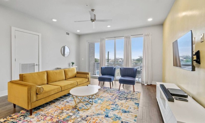 Bywater Condominio | Festive Luxury Condo Near the Quarter with Balcony