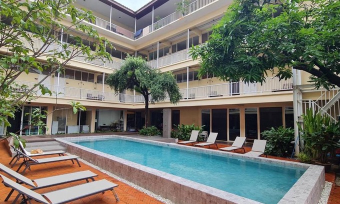 Wat Ratchabophit Hotel | Feung Nakorn Balcony Rooms and Cafe