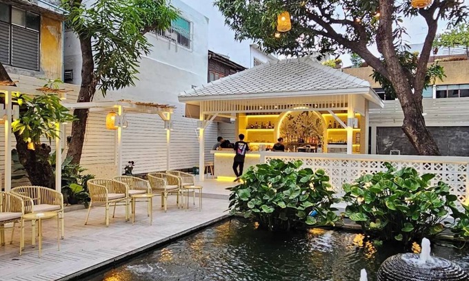 Wat Ratchabophit Casa | Feung Nakorn Balcony Rooms and Cafe