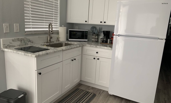 Tampa Apartamento | Few blocks from Raymond James Stadium, few blocks from St Joseph Hospital .