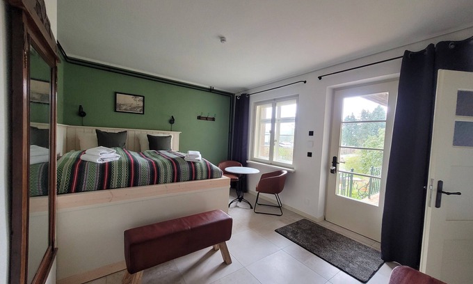 Ostrau Apartamento | Fewo Schwalbennest im Hillehof Ostrau Balkon Ladestation Bergblick