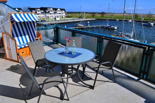 Karlshagen Apartamento | Fewo Sonnensegler Usedom direkt am Yachthafen mit Terrasse Parkplatz WLAN
