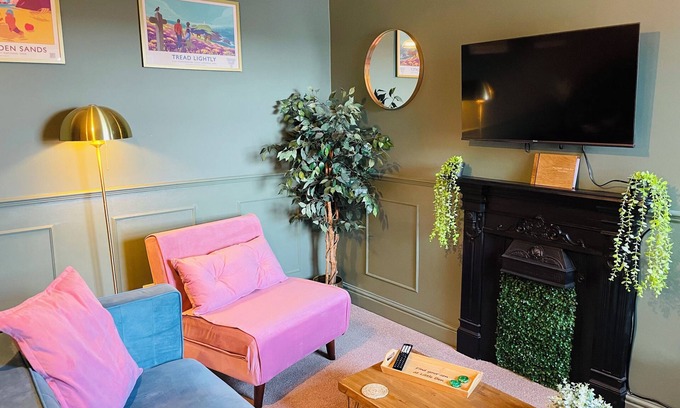 Pembroke Dock Apartamento | Ffau Bach - Little Den. Boutique Central Pembrokeshire.