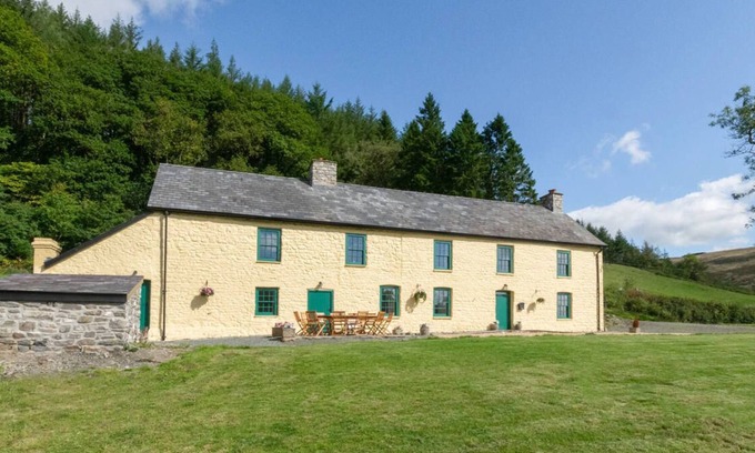 Llanwrtyd Wells Casa | Gran casa de campo de carácter ubicada en una ladera en el corazón de la zona rural de Gales Central ofrece una ubicación aislada.