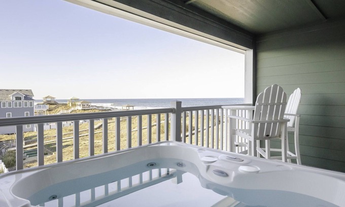 Kill Devil Hills Condominio | Condominio con vista al mar en la planta superior con jacuzzi privado en el balcón, muchas actualizaciones recientes