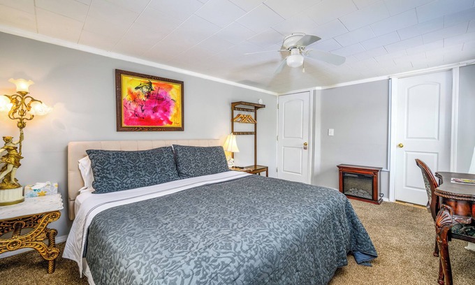 Maplecrest Cama Y Desayuno | Fiddler On The Roof Room Room with mountain views, a King-Size bed, en suite bathroom, and FREE breakfast. It sleeps 2.