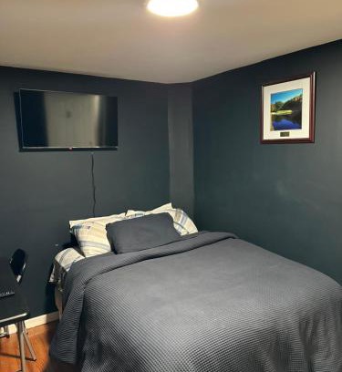 Irvington Casa | Fidelia Crystal Room, Queen Bed minutes from Newark Liberty International Airport and Newark Penn Station