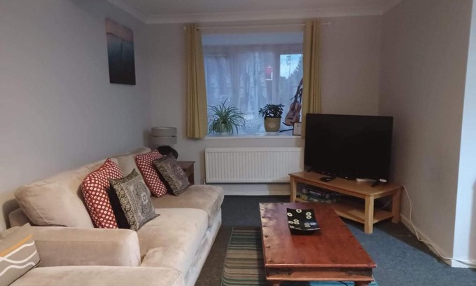 Luton Casa | Fieldfare Green-Huku Kwetu Luton & Dunstable Spacious 4 Bedroom Detached House