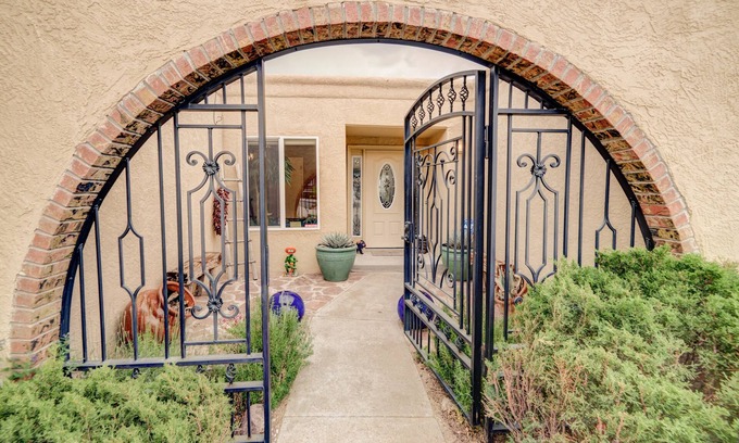 Northeast Heights Casa | Fiery Sunsets en Quiet Foothills Setting-Remodeled!