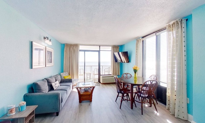 Myrtle Beach Condominio | Fifth Floor Oceanfront Snowbird Friendly Condo w/ Shared Pool/Hot Tub, WiFi