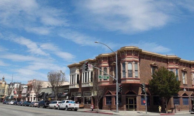 Hollister Casa | Fifth Street Retreat free parking free coffee