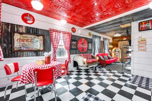 Llano Casa | Fifties Diner-Style Llano Home with Shared Fire Pit