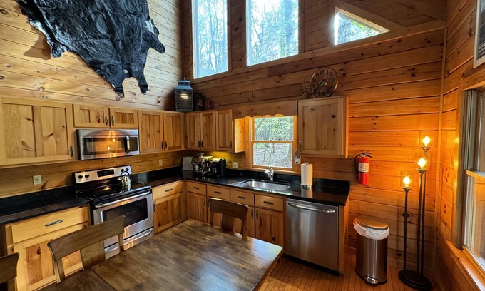 Epworth Cabina | FIGHTINGTOWN CREEK. WIFI/CABLE. Sleeps 8, PET FRIENDLY. HOT TUB, Creekside dock