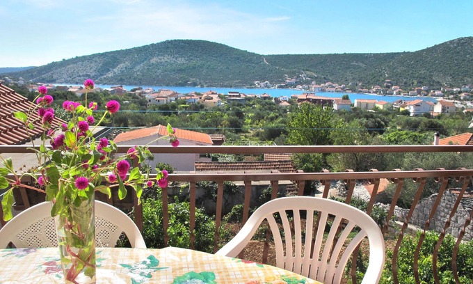 Vinisce Apartamento | Filip Jakov by Interhome
