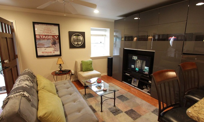 Travis Heights Condominio | Filmmaker High-end Luxury 1/1 Condo