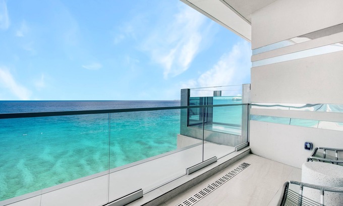 George Town Condominio | FIN #32 - 4 Bed Luxury Condo With Plunge Pool