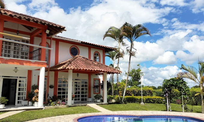 Pueblo Tapao Chalet De Esquí | Finca Turística Quindío cerca al Parque del café, ideal para familias