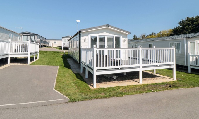 Cayton Bay Cabina | FINCH 5, country holiday cottage, with a garden in Cayton