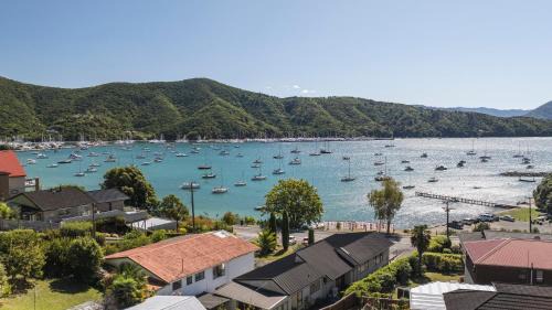 Waikawa Bay Casa | Finlay Waterfront - Waikawa Holiday Home