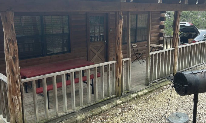 Concan Cabina | "Fir Deer Life" 2-bedroom 1 bath cabin 2 in cool Concan with WiFi, AC