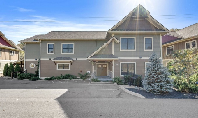 Pigeon Forge Cabina | Fire Creek Retreat | Sleeps 48 | 12BR, 13BA Lodge!