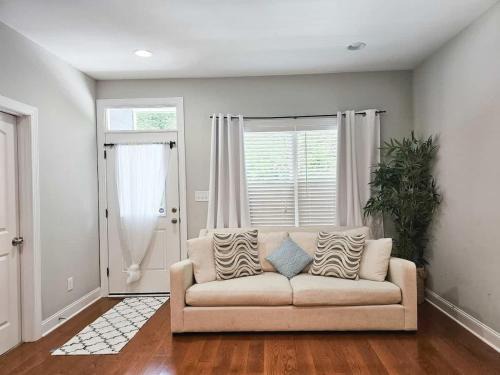 Chapel Hill Casa | Fire Pit - 4 Min from UNC - 7 Min from Carrboro - Fast Wi-Fi