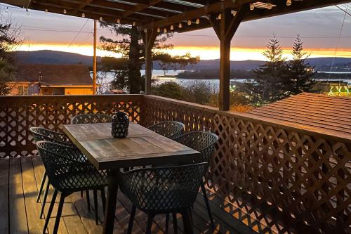 North Bend Casa | Fire Pit and Bay Views North Bend Home!