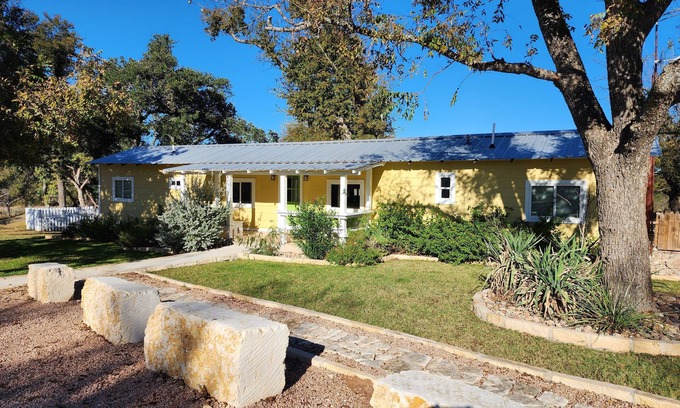 Fredericksburg Cabaña | Fire pit and close access to hiking trails.