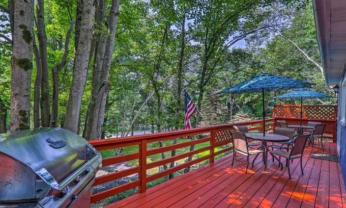 Briar Crest Woods Cabaña | Fire Pit & Community Perks: Blakeslee Cottage!