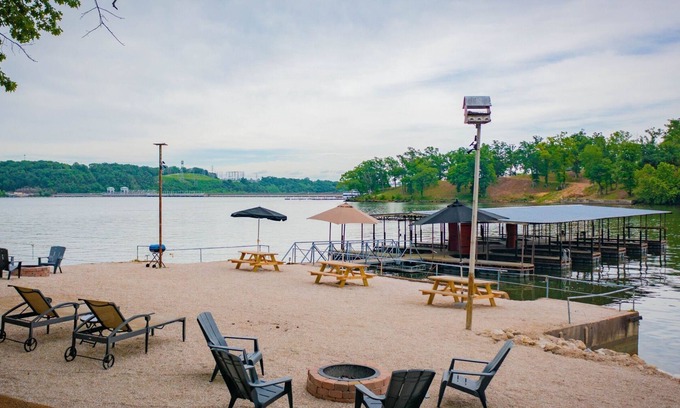 Lake Ozark Cabina | Fire pit, dock, ramp, full kitchen, water toys