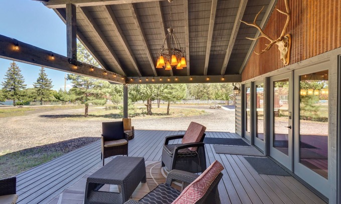 Pinetop-Lakeside Cabaña | Fire Pit & Grill: Waterfront Cabin in Lakeside!