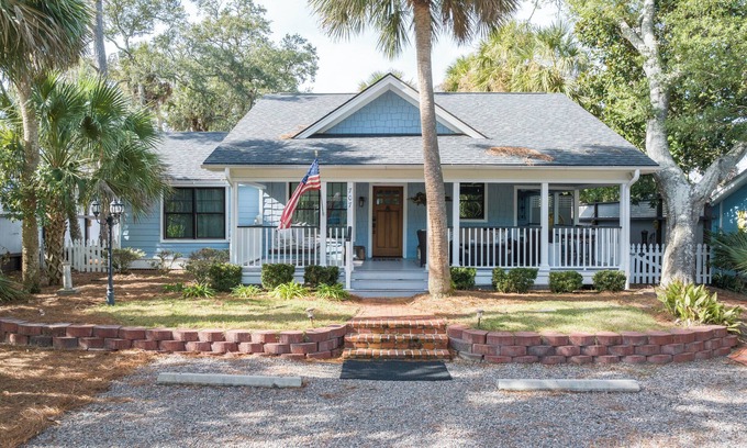 Tybee Island Casa | Fire Pit! Outdoor Shower!