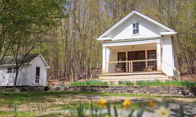Rowland Cabaña | Fire Pit, Private & Stylish | Birdsong Schoolhouse