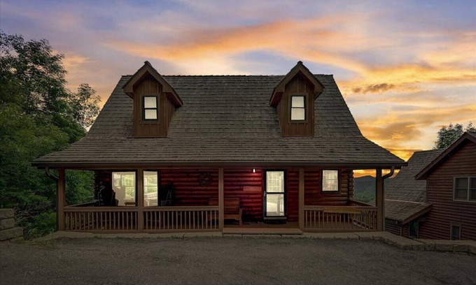 Wolf Laurel Cabina | Firefly Cabin! Hot Tub, Sauna, Wolf Ridge Ski Resort