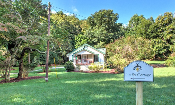 Asheville Cabina | Firefly Cottage | Pet-Friendly, Fire Pit, 8 Mins to DT AVL + Biltmore Pass