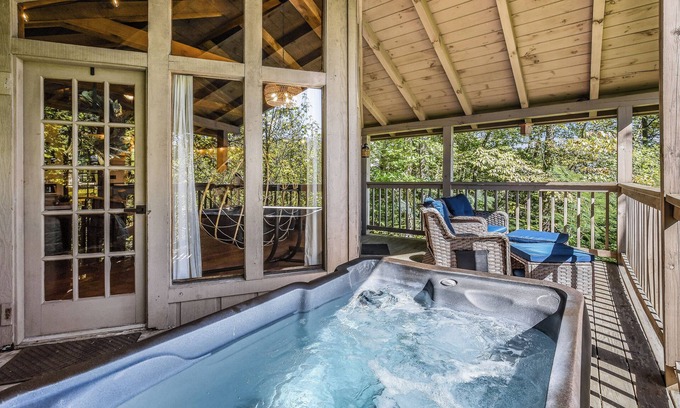 Townsend Cabina | Firefly Lookout: Pet Friendly, Free Attraction Tickets, Hot Tub & Fireplace