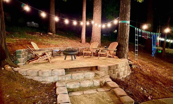 Pollock Pines Casa | FirePit~Horseshoes~King Bed~Near Lake, Wine, Farms