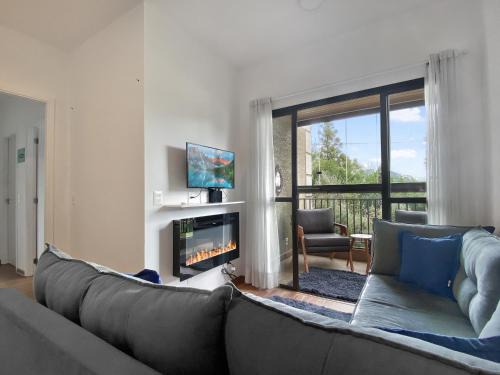 Campos do Jordao Apartamento | Fireplace Balcony Kitchen Parking