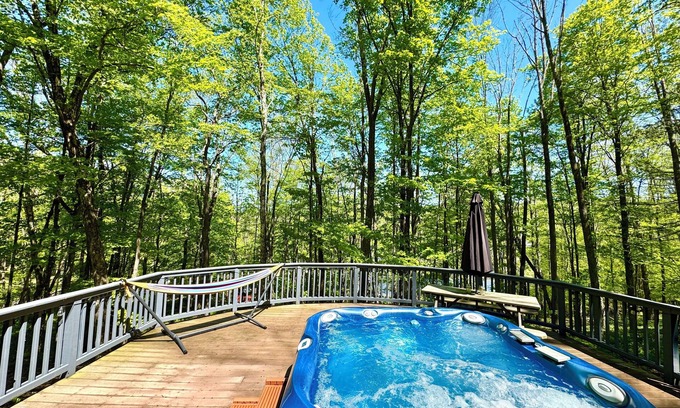 Jeffersonville Cabaña | Fireplace, Hot Tub, Sauna– Adventure & Charming Towns!